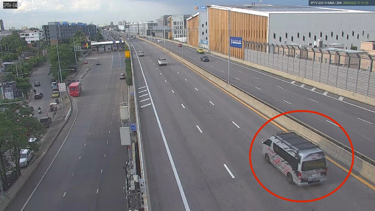 กทพ.แจงแผงโซล่าเซลล์ปลิวหล่น พบเหตุจากหลังคารถตู้ผู้ใช้ทาง