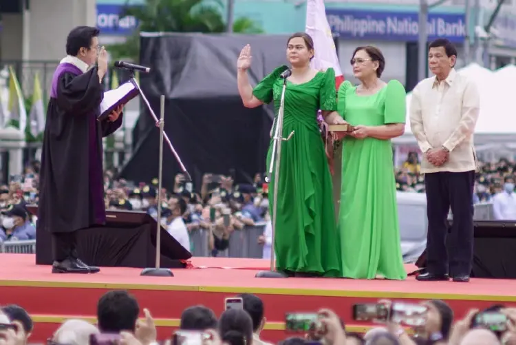 'ซารา ดูเตอร์เต'สาบานตนเป็นรองปธน.ฟิลิปปินส์