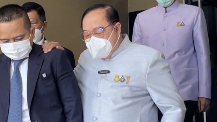 "ประวิตร" รูดซิปปาก ปม "ประยุทธ์" จ่อนั่ง "หัวหน้าพรรค พปชร." แทน