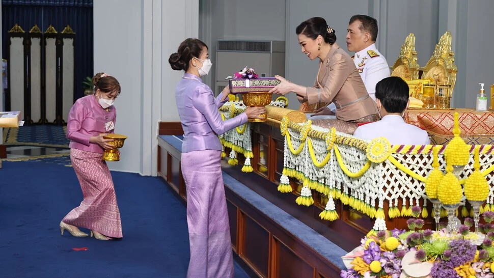 ในหลวง ราชินีพระราชทานพระบรมราชวโรกาสให้ คณะบุคคลทูลเกล้าฯ ถวายผ้าลายประจำจังหวัด