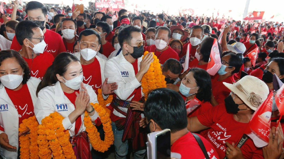 แห่รับ “อุ๊งอิ๊ง” ล้นสนามบิน เปิด 9 ว่าที่ผู้สมัคร เอาคืนพื้นที่งูเห่า