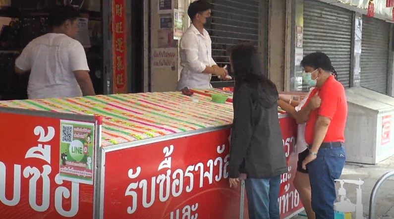 พ่อค้าลอตเตอรี่ โคราช ทำใจเสี่ยงขาดทุน หลังรัฐขาย 80 บาท ผ่าน "เป๋าตัง"