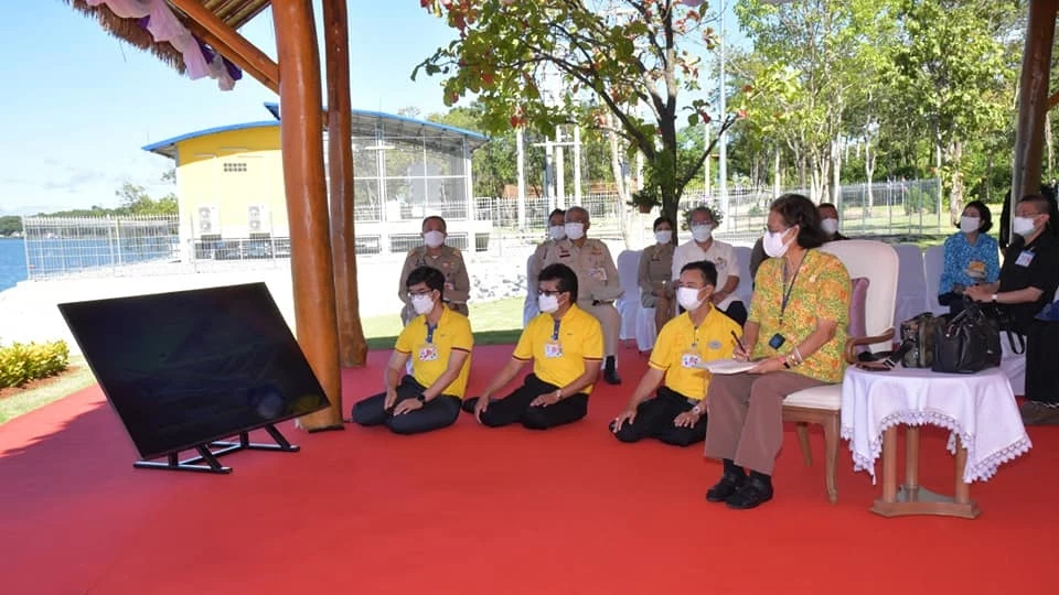 กรมสมเด็จพระเทพฯ ทอดพระเนตร โรงไฟฟ้าพลังงานแสงอาทิตย์ทุ่นลอยน้ำไฮบริต จ.อุบลราชธานี