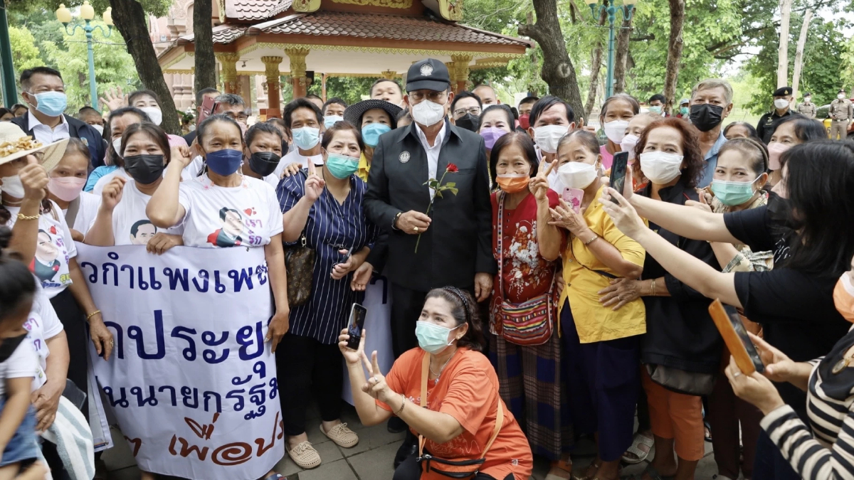 "นายกฯ" นำคณะ ลงพื้นที่ กำแพงเพชร "ส.ส.พปชร." รอต้อนรับ ปชช. ให้กำลังใจ