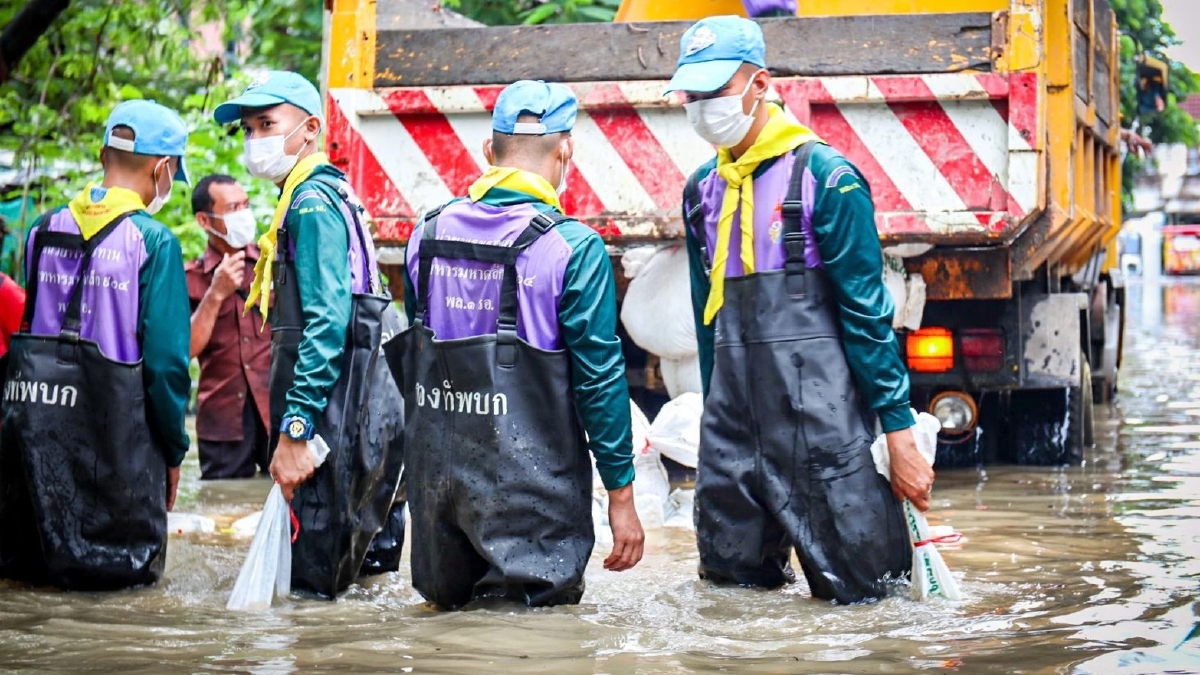 ผบ.ทบ. ส่งทหารสนับสนุน ผู้ว่า กทม. ดูแลคนกรุง เดือดร้อนฝนตกหนัก