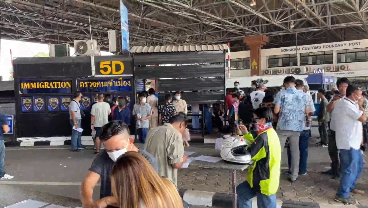 คึกคักรับวันหยุดยาว คนไทยเดินทางท่องเที่ยว ใน สปป.ลาว