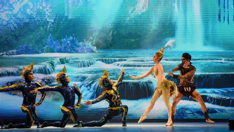 วธ. โชว์แรงบันดาลใจ “ผ้าไทย” ผ่าน จินตลีลาพัสตราภรณ์ มโนราห์บัลเลต์