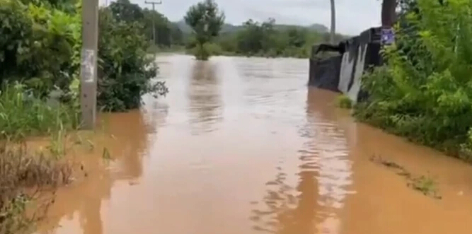 ฝนตกหนัก "ยอดภูหลวง" น้ำป่าทะลักท่วมหมู่บ้าน