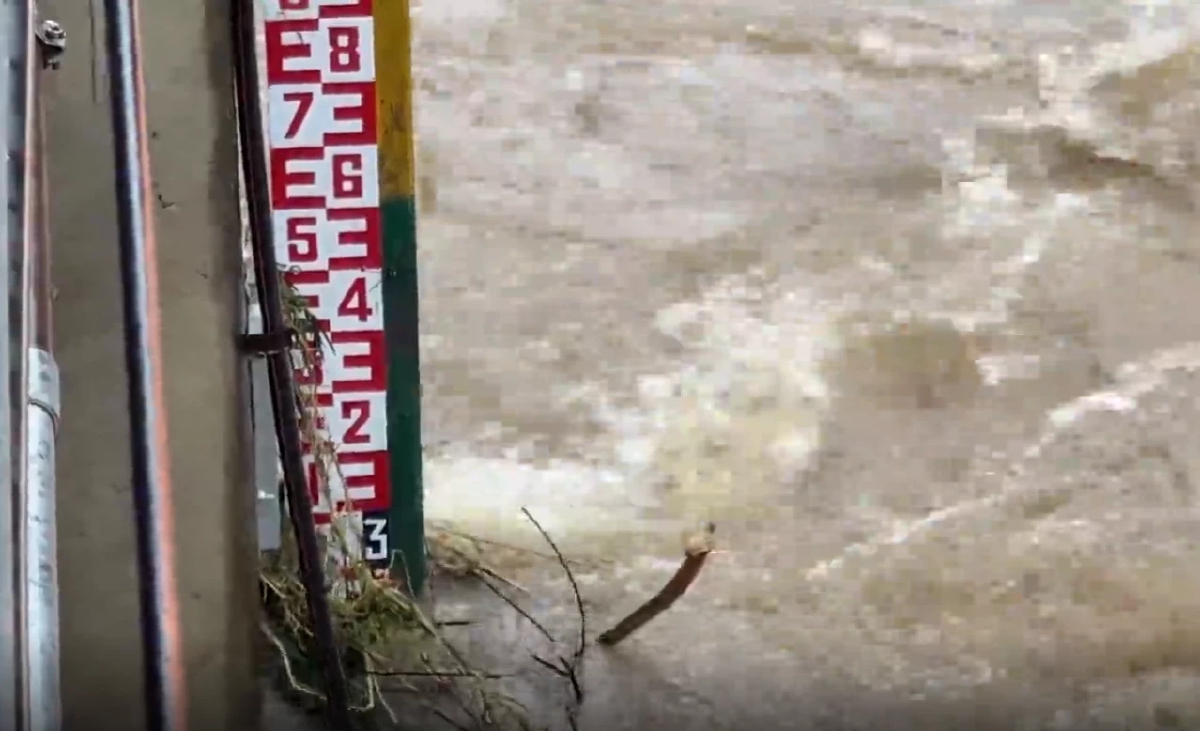 น้ำป่าถล่ม "วังตะไคร้" ระดมช่วยเหลือนักท่องเที่ยว