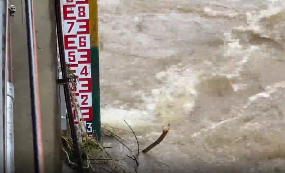 น้ำป่าถล่ม "วังตะไคร้" ระดมช่วยเหลือนักท่องเที่ยว