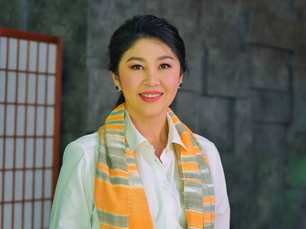 "ยิ่งลักษณ์" อวดรูปใส่ชุดผ้าฝ้าย ยกรถไฟความเร็วสูงปลุกคนหนองคาย