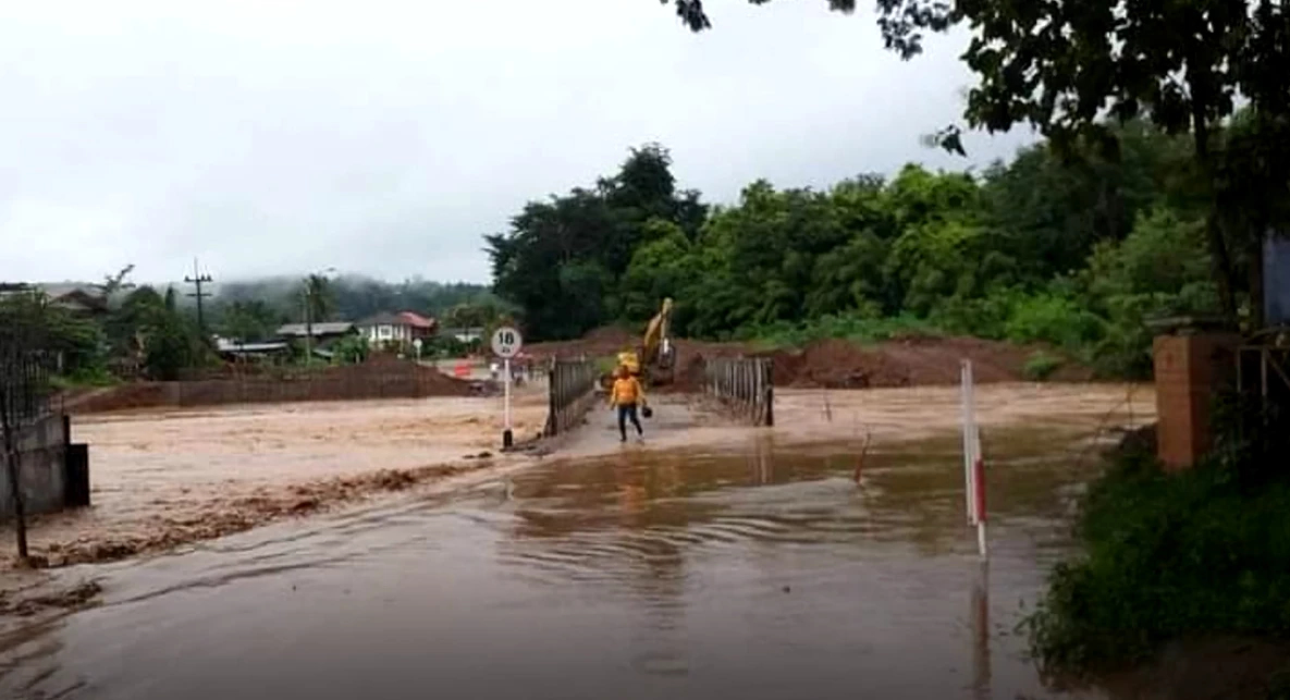 ฝนตกหนักติดต่อกัน เกิดน้ำป่าไหลหลากเข้าท่วมหลายหมู่บ้านใน 4 อำเภอ