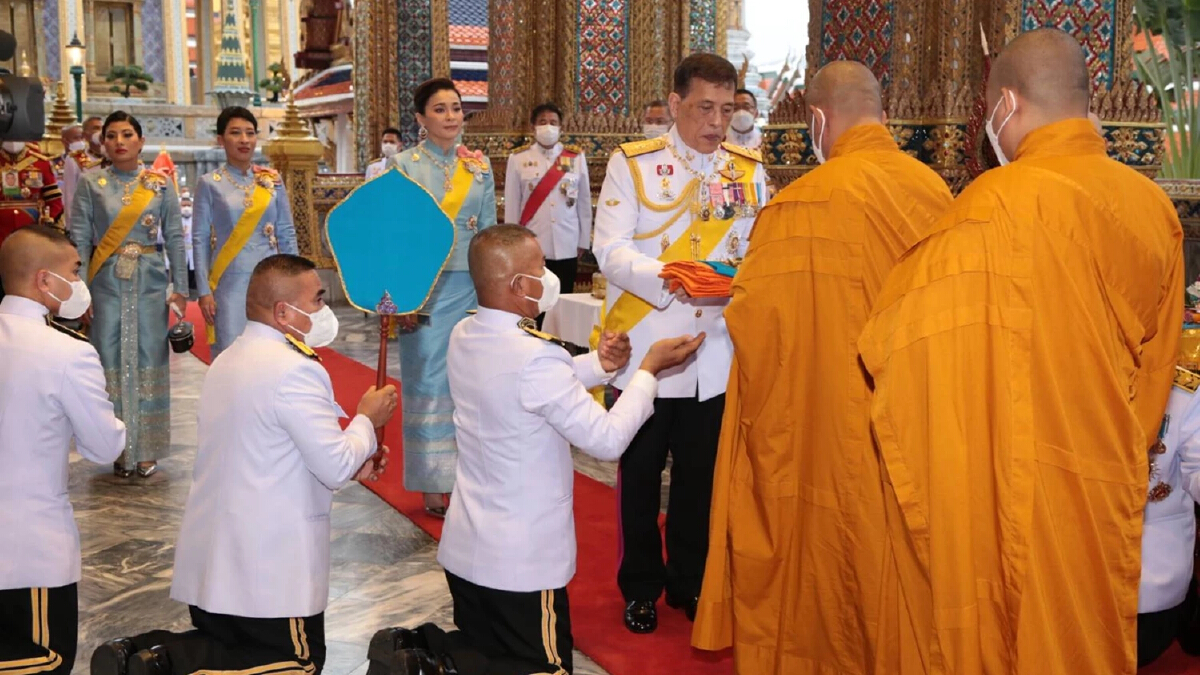 "ในหลวง" ทรงบำเพ็ญพระราชกุศล พระราชพิธีมหามงคลเฉลิมพระชนมพรรษา 90 พรรษา สมเด็จพระบรมราชชนนีพันปีหลวง