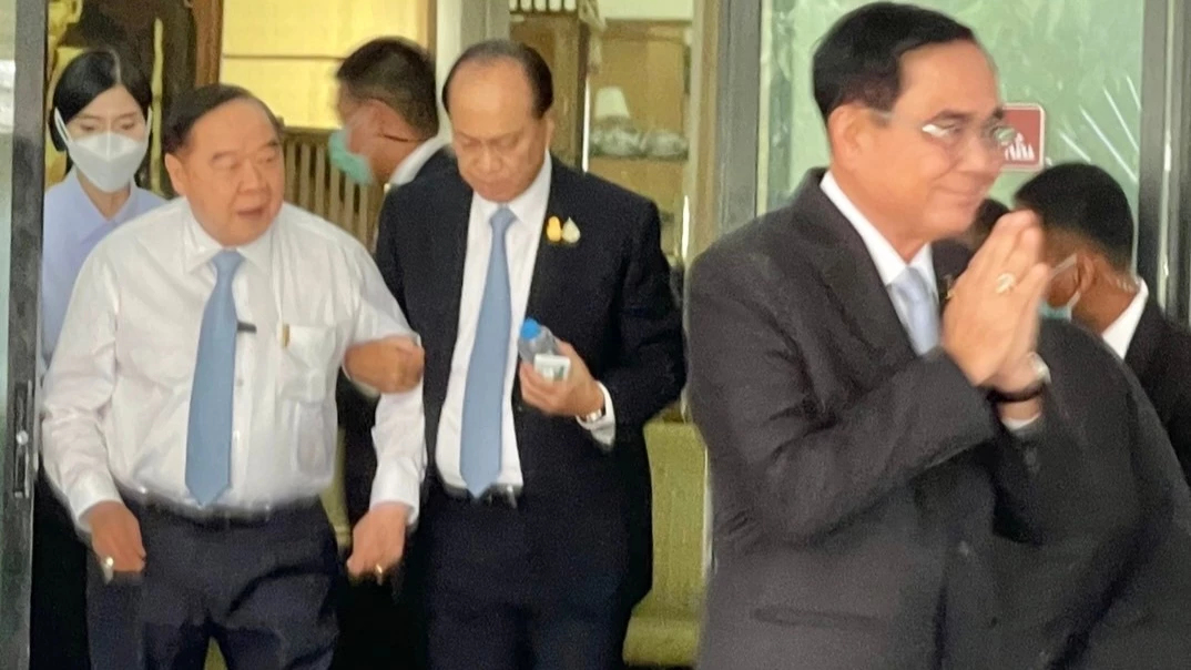 วันเกิด 77 ปี  "บิ๊กป้อม"เอิ๊กอ๊าก ถามกลับใครว่า ทะเลาะกัน ปิดห้องคุย 3 ป.