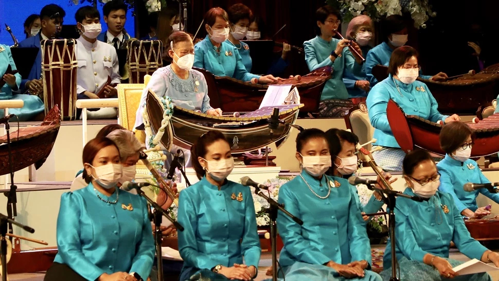 กรมสมเด็จพระเทพฯ ทรงดนตรีไทยในโอกาสวันเฉลิมพระชนมพรรษา 90 พรรษาสมเด็จพระพันปีหลวง