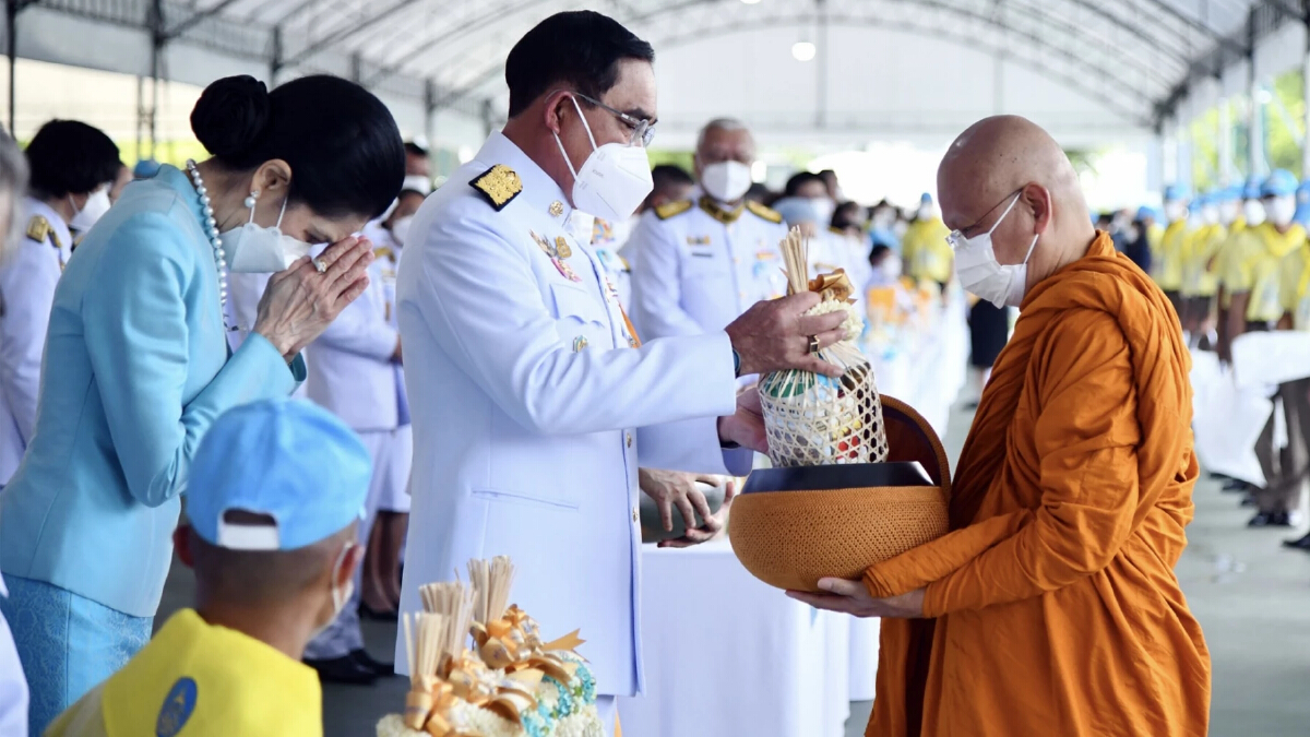 "นายกฯ" นำ "ครม." ตักบาตร เนื่องในวันเฉลิมพระชนมพรรษา "สมเด็จพระพันปีหลวง"