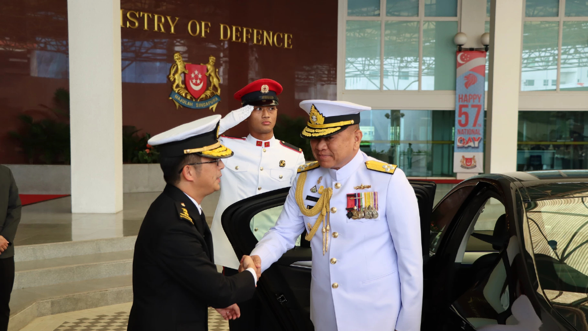 ผบ.ทร.รับเครื่องอิสริยาภรณ์ ด้านการทหาร จากสิงคโปร์