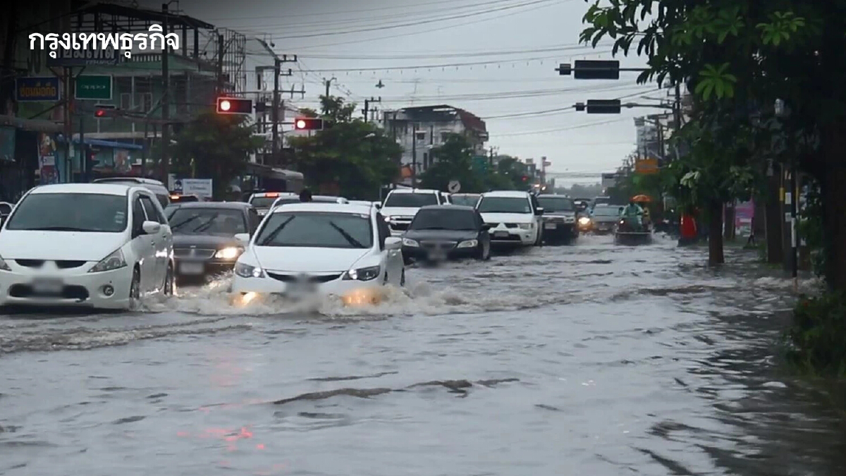 ฝนตกหนักตลอดคืน เขตเทศบาลเมืองพิจิตรอ่วมน้ำท่วมถนนหลายสาย สูงกว่า 30 ซม.