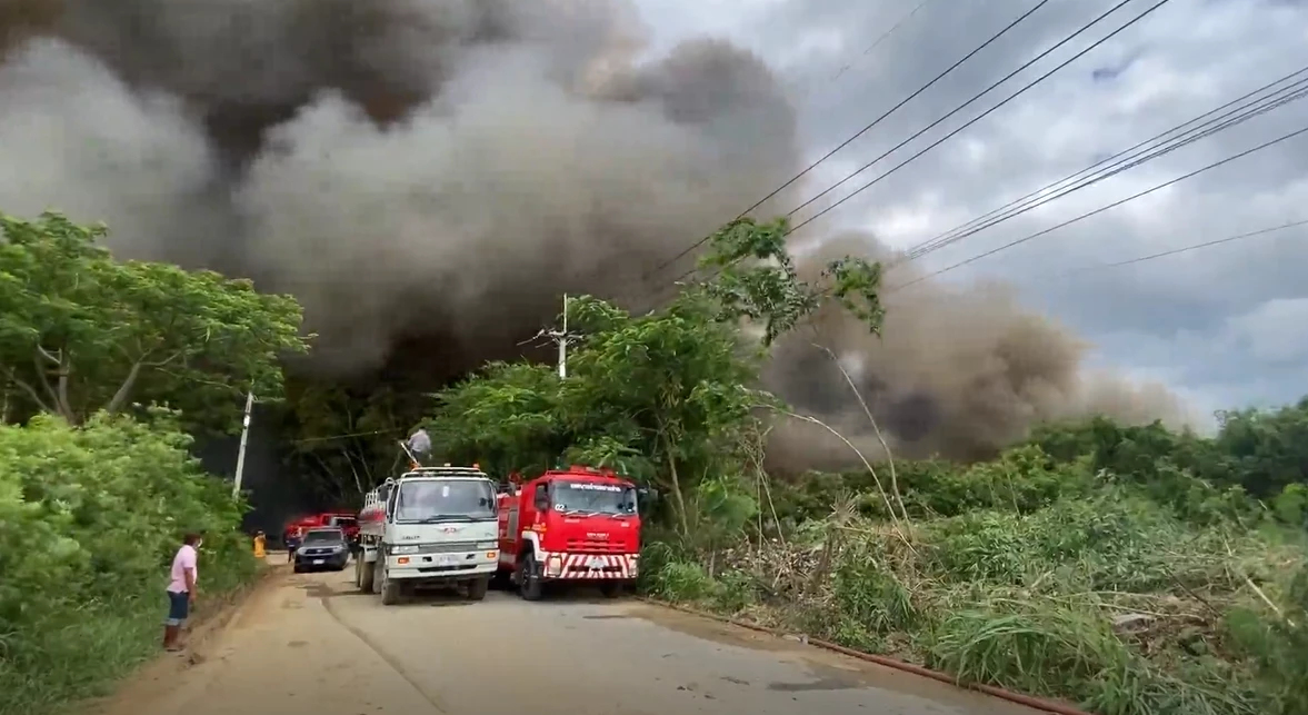 ไฟไหม้บ่อขยะขนาดใหญ่ นครปฐม ยังไม่สามารถควบคุมไฟได้