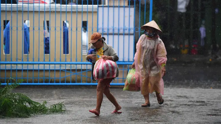 ไต้ฝุ่นโนรูทำเวียดนามฝนตกหนัก บาดเจ็บเบื้องต้น 10 คน