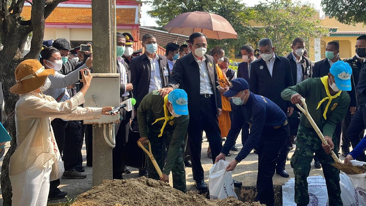 "ประยุทธ์" ตรวจน้ำท่วมอยุธยา ตอบสื่อปมส่งหนังสือศาลรธน. แจงนายกฯ8ปี