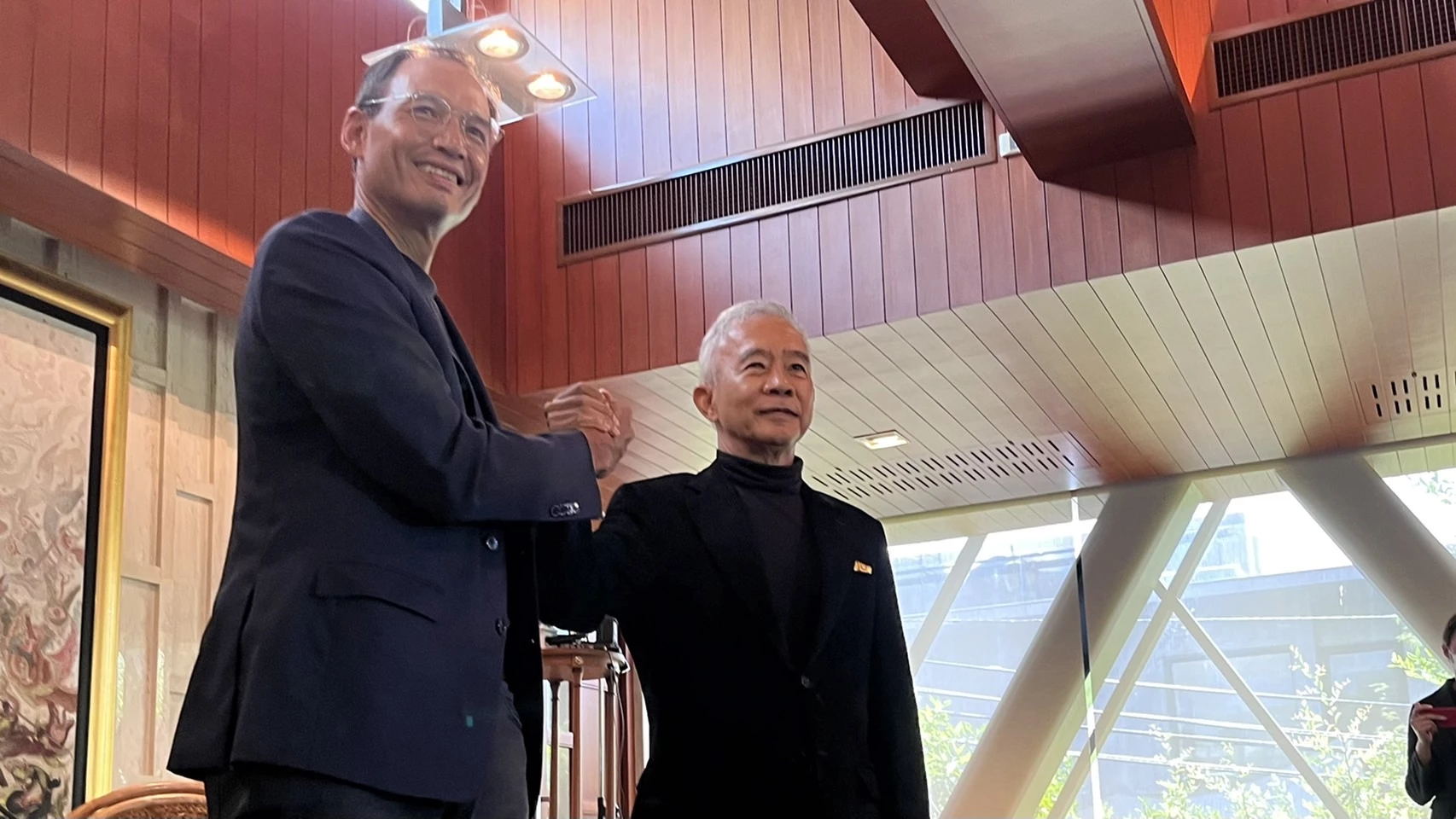 "สุวัจน์" ดึง "กรณ์พร้อมทีมงาน" เสริมทัพทีมเศรษฐกิจ ยันไม่ควบรวมพรรค