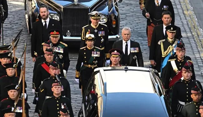 กษัตริย์ชาร์ลสที่ 3 อัญเชิญพระบรมศพถึงโบสถ์ในเอดินบะระ
