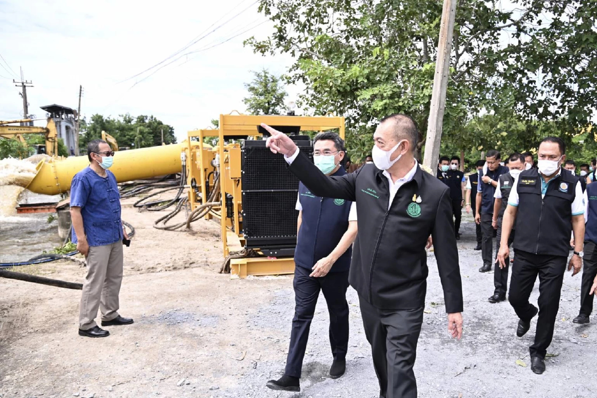 เฉลิมชัย รุดตรวจพื้นที่ตะวันออก สั่ง กรมชลเร่งระบายน้ำท่วมขัง กทม.