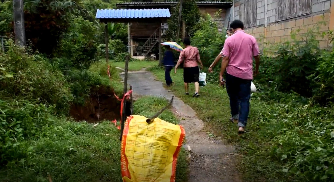 ผวา! ฝนตกหนักต่อเนื่อง เกิดเหตุดินยุบตัวยาว 10 เมตร ลึก 3 เมตร