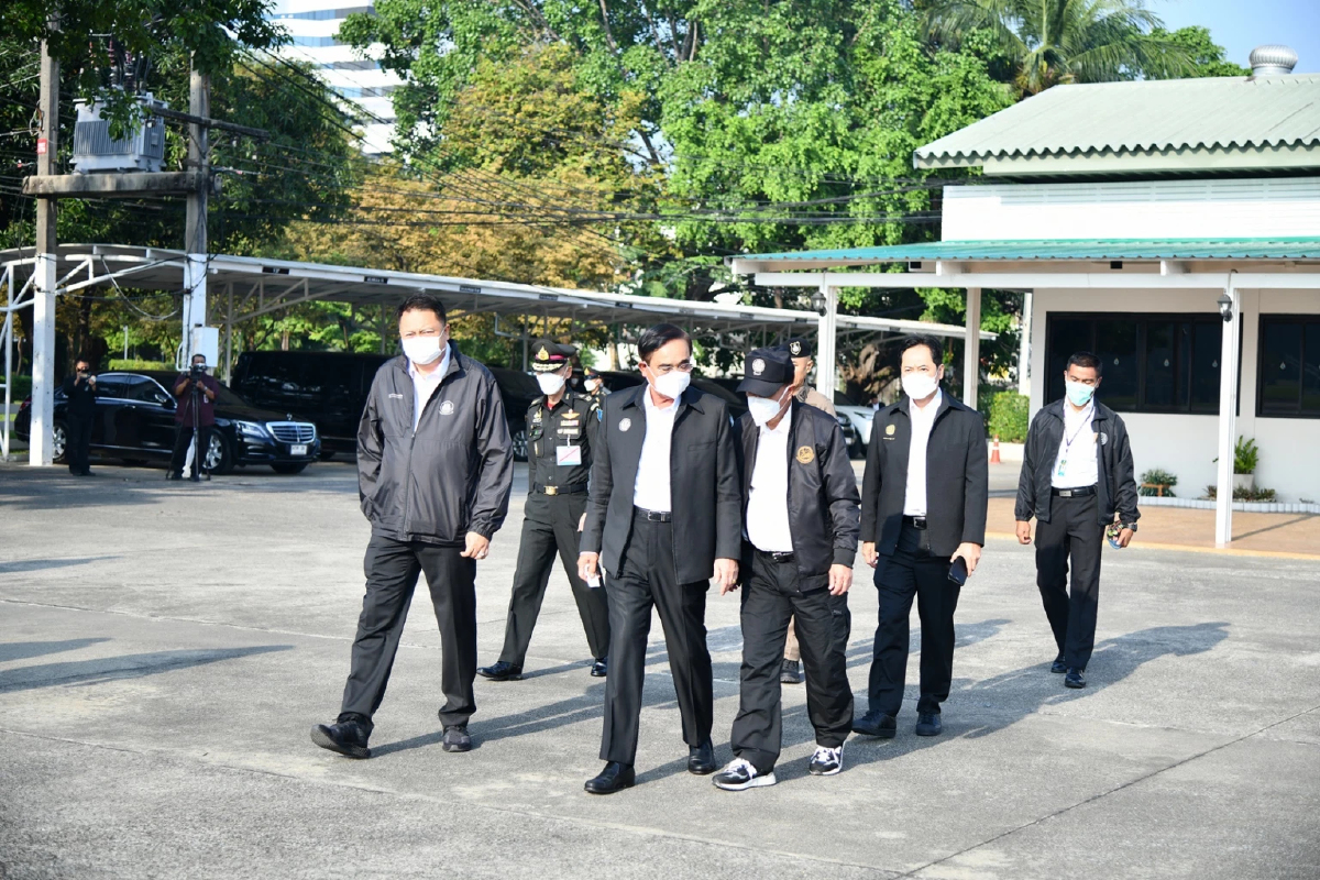 นายกฯลงพื้นที่ให้กำลังใจขาวสิงห์บุรีสู้น้ำท่วม-สั่งเร่งระบายน้ำออก