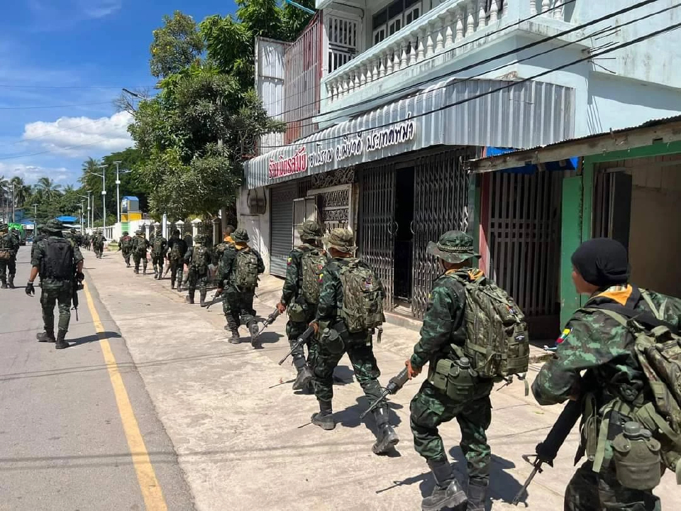 ทหารเมียนมาล้อมเมียวดี ป้องกันถูกยึดเมือง