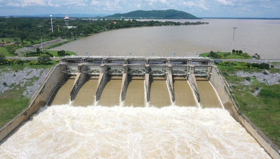 ชลประทาน เตือนระดับน้ำเขื่อนเจ้าพระยายังสูง