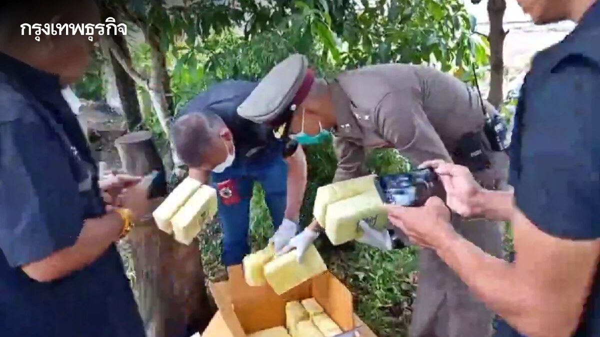 กระบะพลาดท่าตกร่องถนน คนขับเห็นตำรวจรีบเผ่นหนี ค้นรถเจอยาบ้า 3 แสนเม็ด