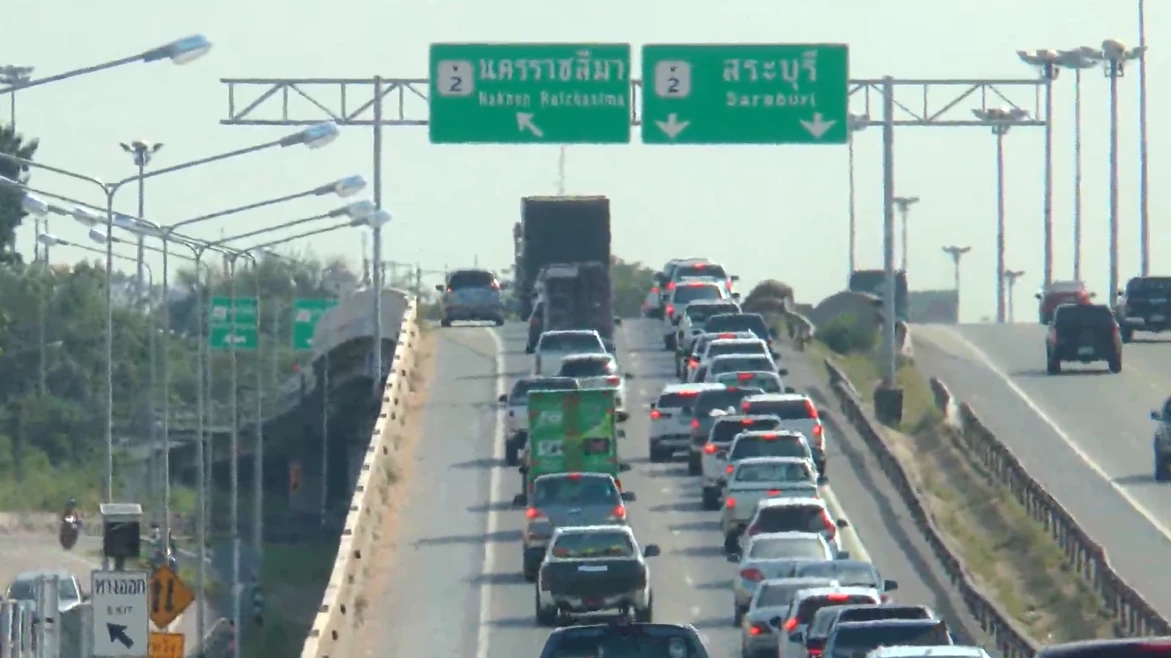 โคราชรถหนาแน่น ปชช. แห่เดินทางกลับ กทม. หลังหยุดยาว