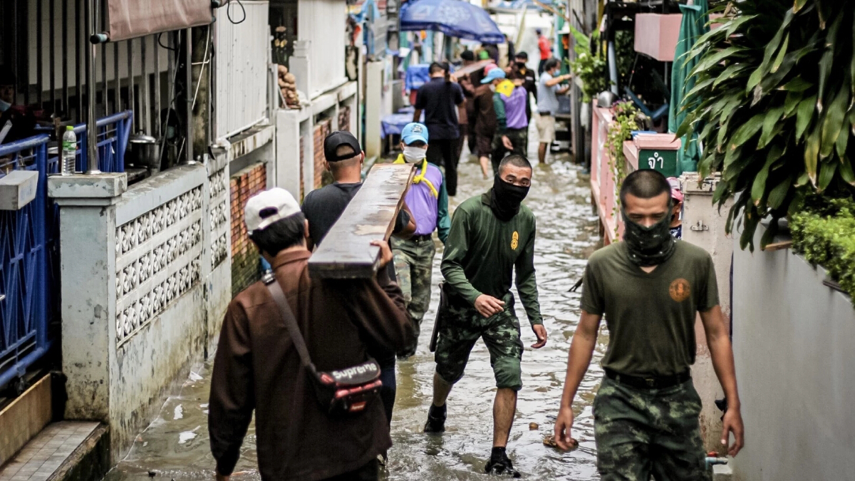 “ผบ.ทบ.” สั่ง กองทัพ ช่วย ปชช. รับมือน้ำท่วม กำจัดสิ่งปฏิกูล