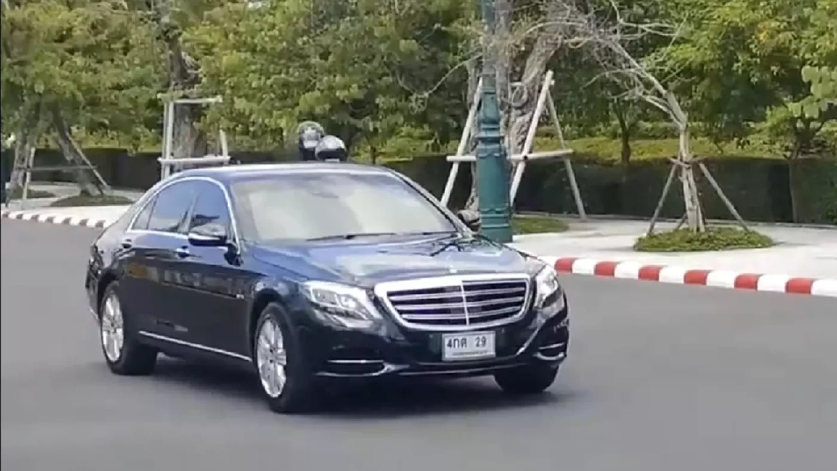 “ประยุทธ์” นั่งรถทีมรปภ. เข้า ทำเนียบฯ หลัง เบนซ์ประจำตำแหน่งเสียกลางทาง
