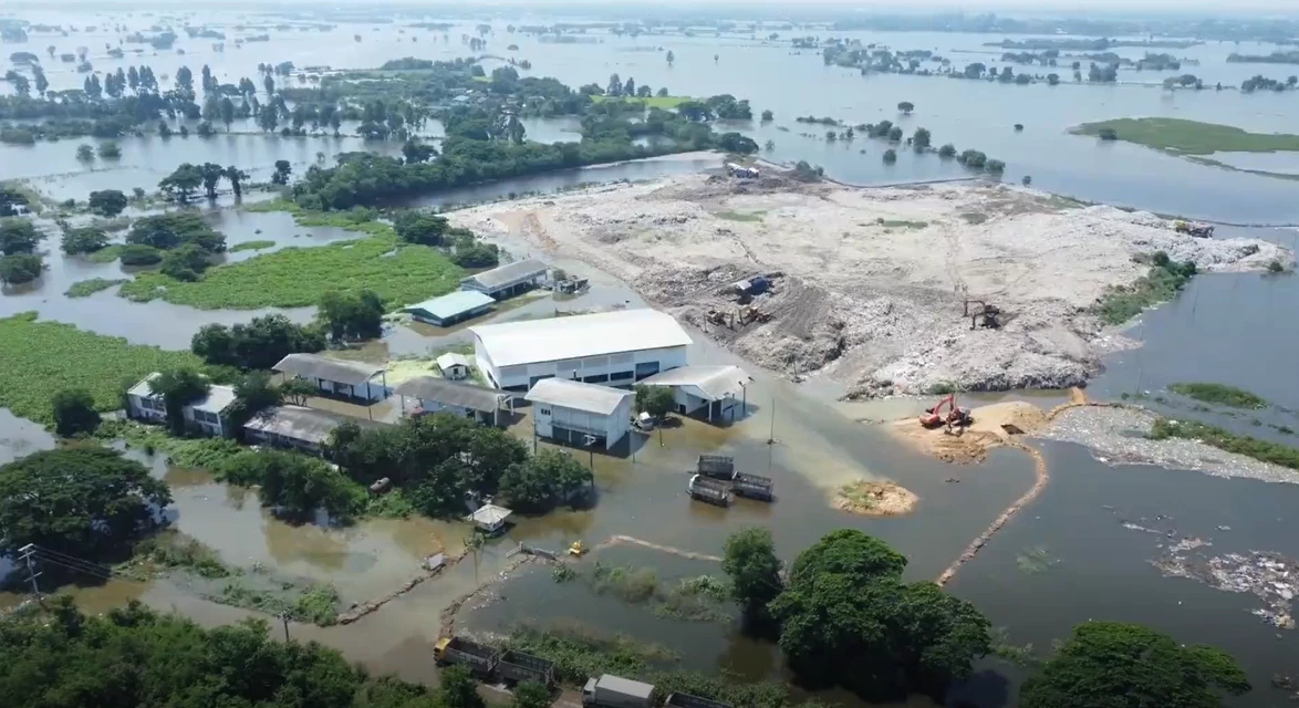 วุ่นทั้งเมือง น้ำท่วมบ่อขยะเทศบาลเมืองอ่างทอง ทำไร้ที่ทิ้งขยะ