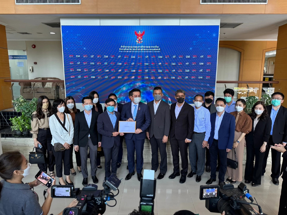 'ทรู ดีแทค'บุก กสทช.ส่งตัวแทนยื่นเอกสาร ขอเร่งพิจารณา ชี้ส่งผลเสียหาย!!!