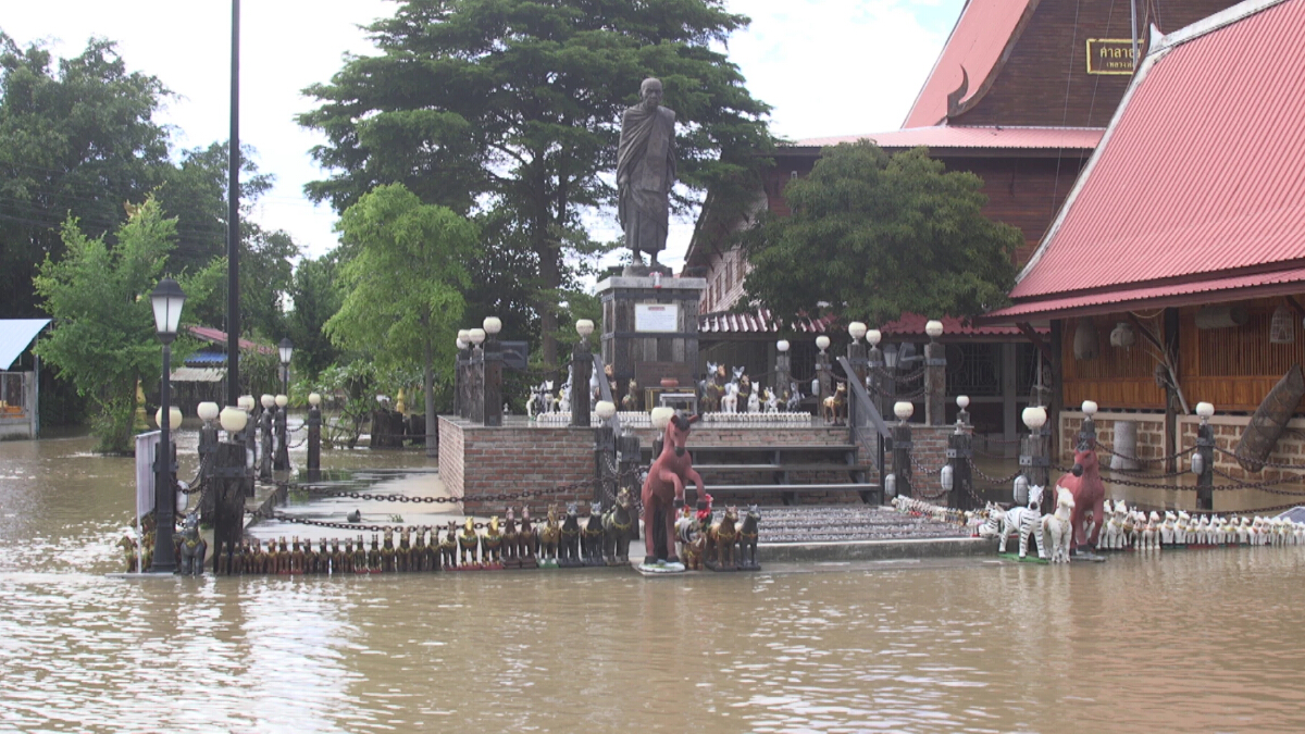 "น้ำท่วม" วัดท่องเที่ยวชื่อดังพิจิตร สิ่งของโบราณเสียหาย