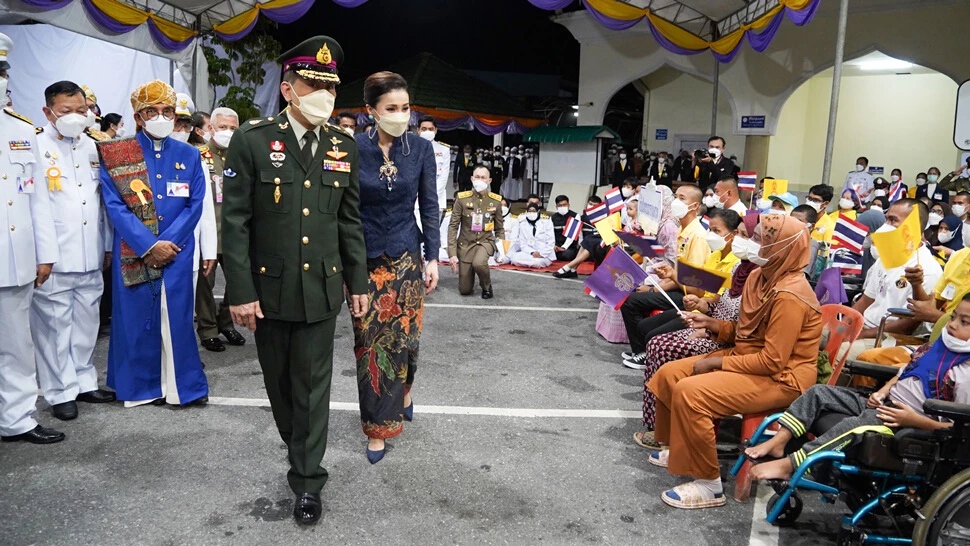 ชมภาพ ในหลวง ราชินี พระราชทานรางวัลการทดสอบการอัญเชิญพระมหาคัมภีร์อัลกุรอาน รับสั่ง 'การให้การศึกษาแก่เยาวชน ถือเป็นงานสร้างสรรค์อย่างแท้จริง'