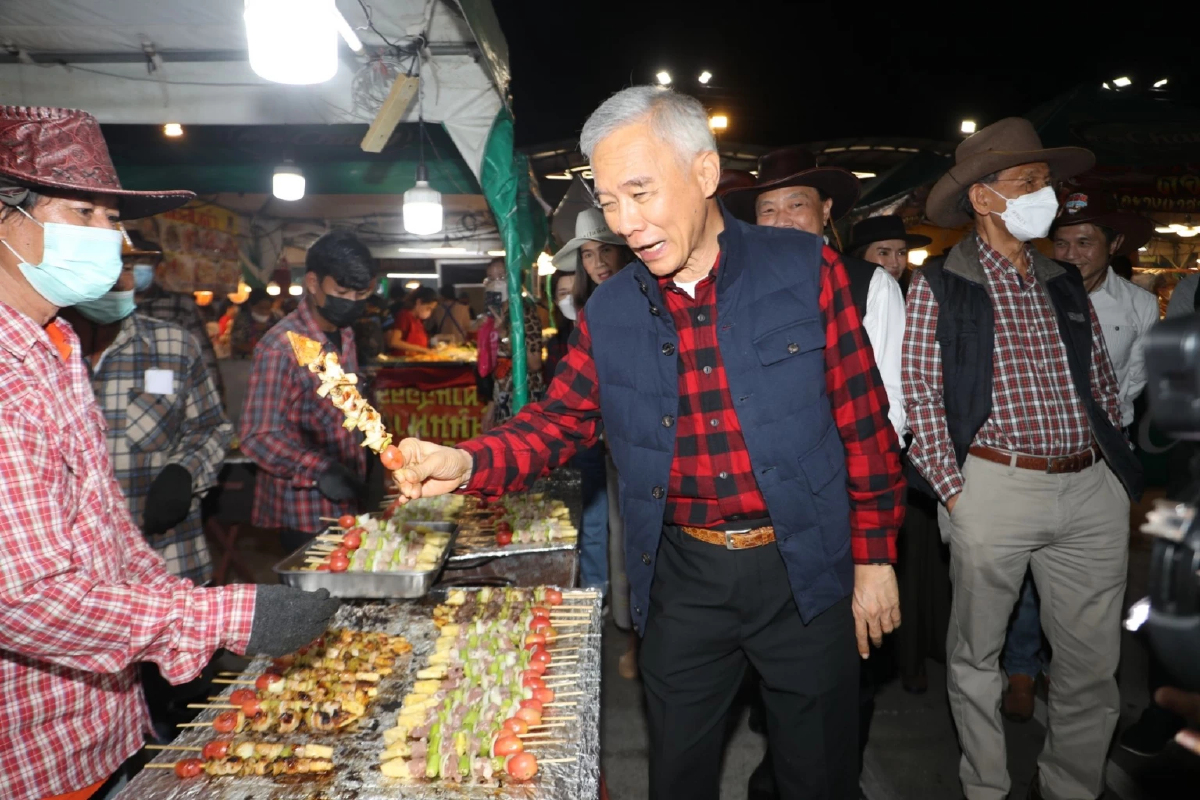 ชื่นใจ “โคราชวากิว” เสิร์ฟผู้นำเอเปค “ผ้าไหมปักธงชัย” ของที่ระลึกสื่อสารทั่วโลก