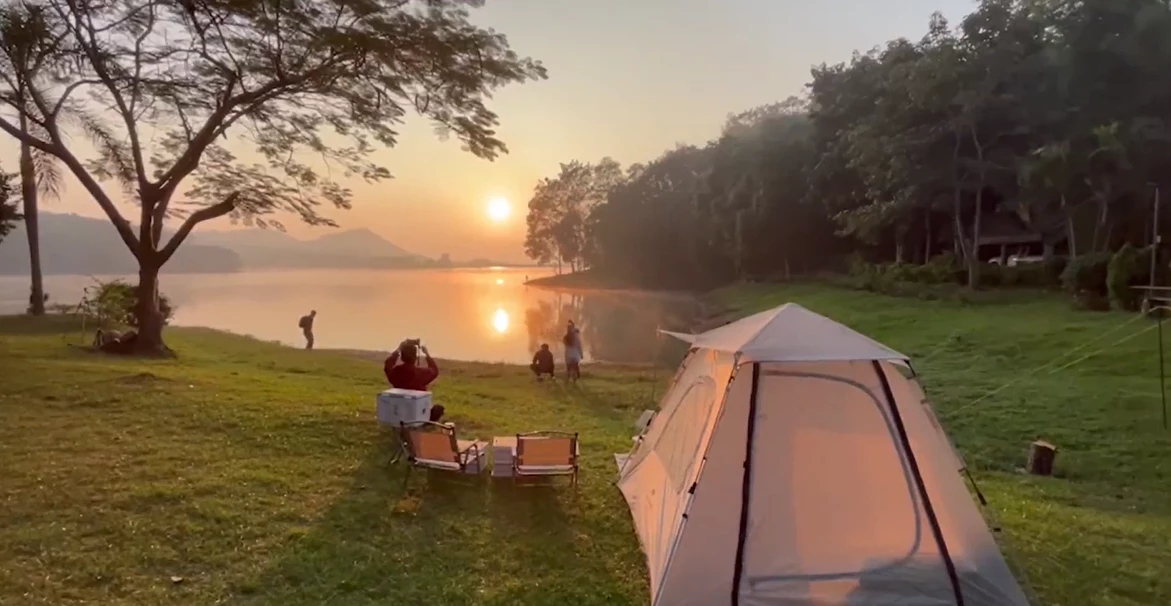 สัมผัสอากาศหนาว ชมสายหมอกลอยเหนือน้ำในยามเช้า ที่ วน.หริรักษ์ เลย