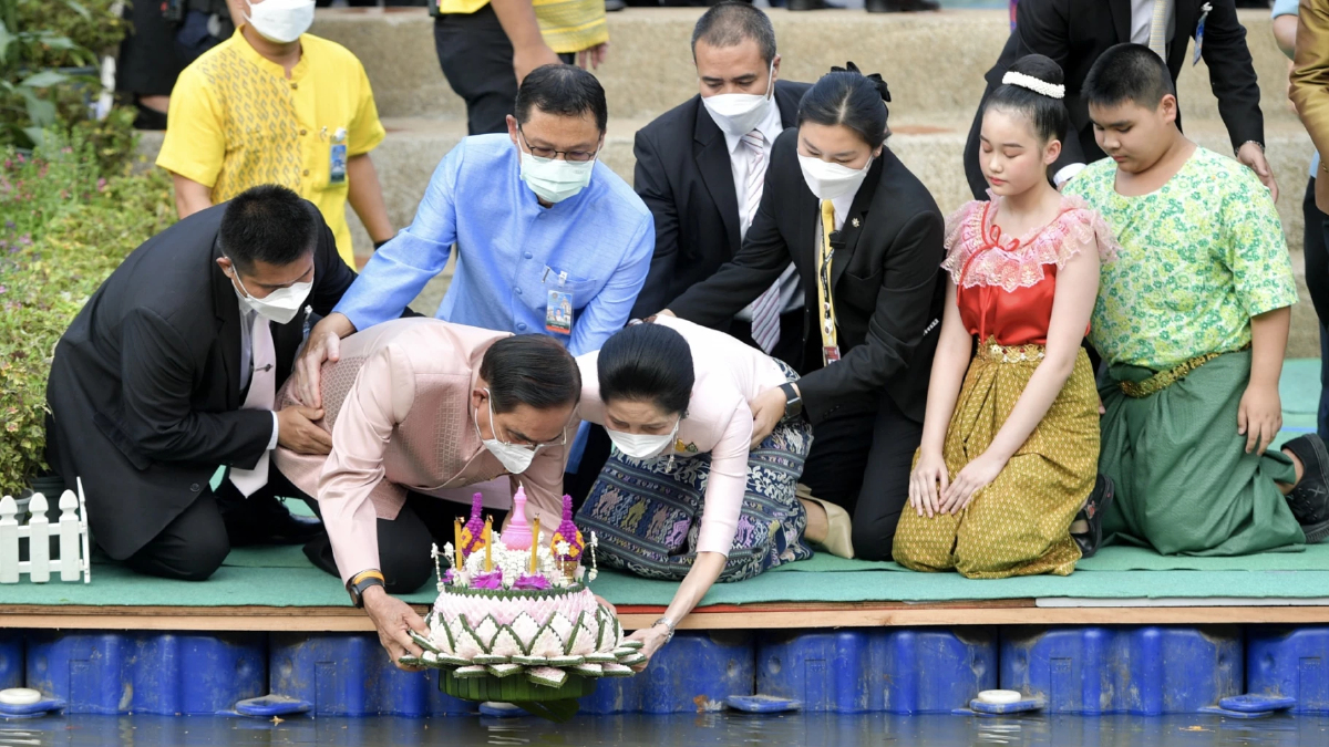 "นายกฯ" นำ "ครม." ลอยกระทง อธิษฐาน ให้ประเทศ หมดทุกข์ หมดโศก