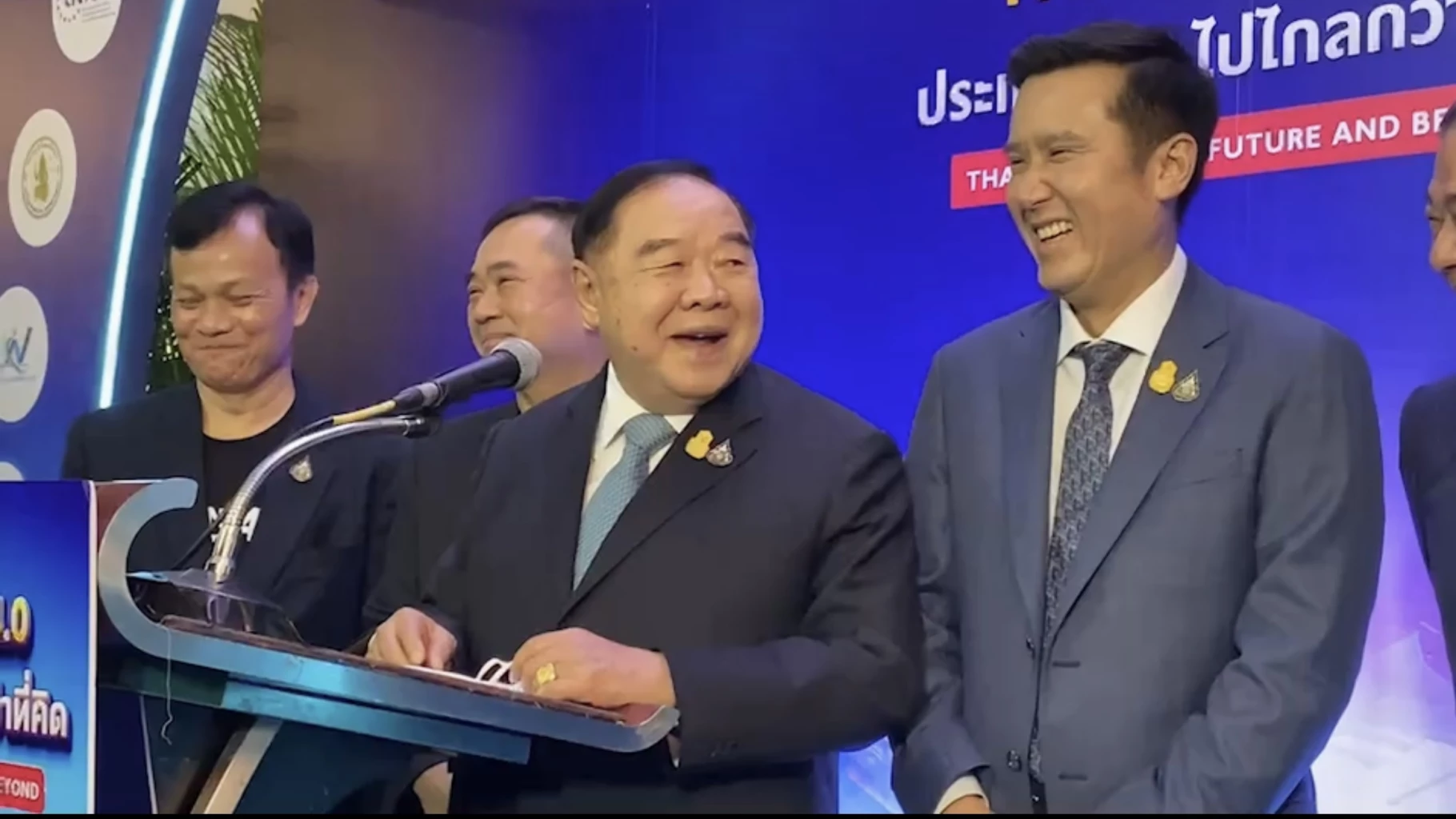 “ประวิตร” อารมณ์ดี ชี้ “รวมไทยสร้างชาติ-พลังประชารัฐ” พรรคเดียวกัน “ประวิตร” อารมณ์ดี ชี้ “รวมไทยสร้างชาติ-พลังประชารัฐ” พรรคเดียวกัน