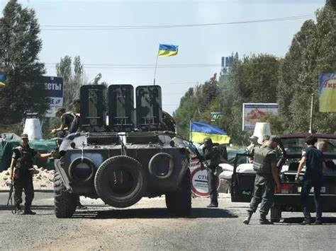 ประชาชนแคว้นเคอร์ซอนโบกธงต้อนรับทหารยูเครน หลังรัสเซียถอนตัว