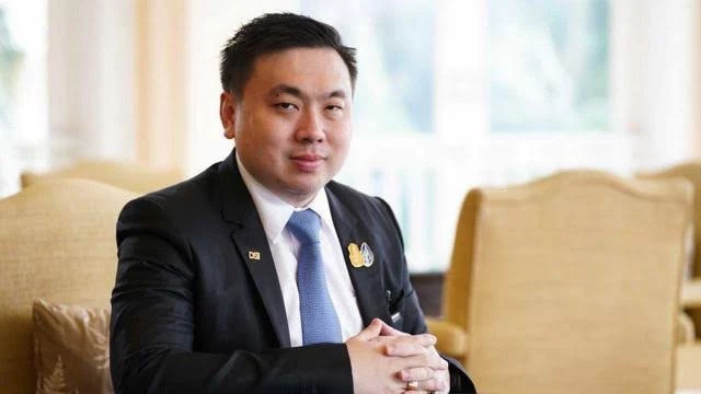 "สามารถ" สวน "สมคิด" จี้ฝ่ายค้านทำหน้าที่ส.ส.ร่วมประชุมสภา-หยุดบีบยุบสภา