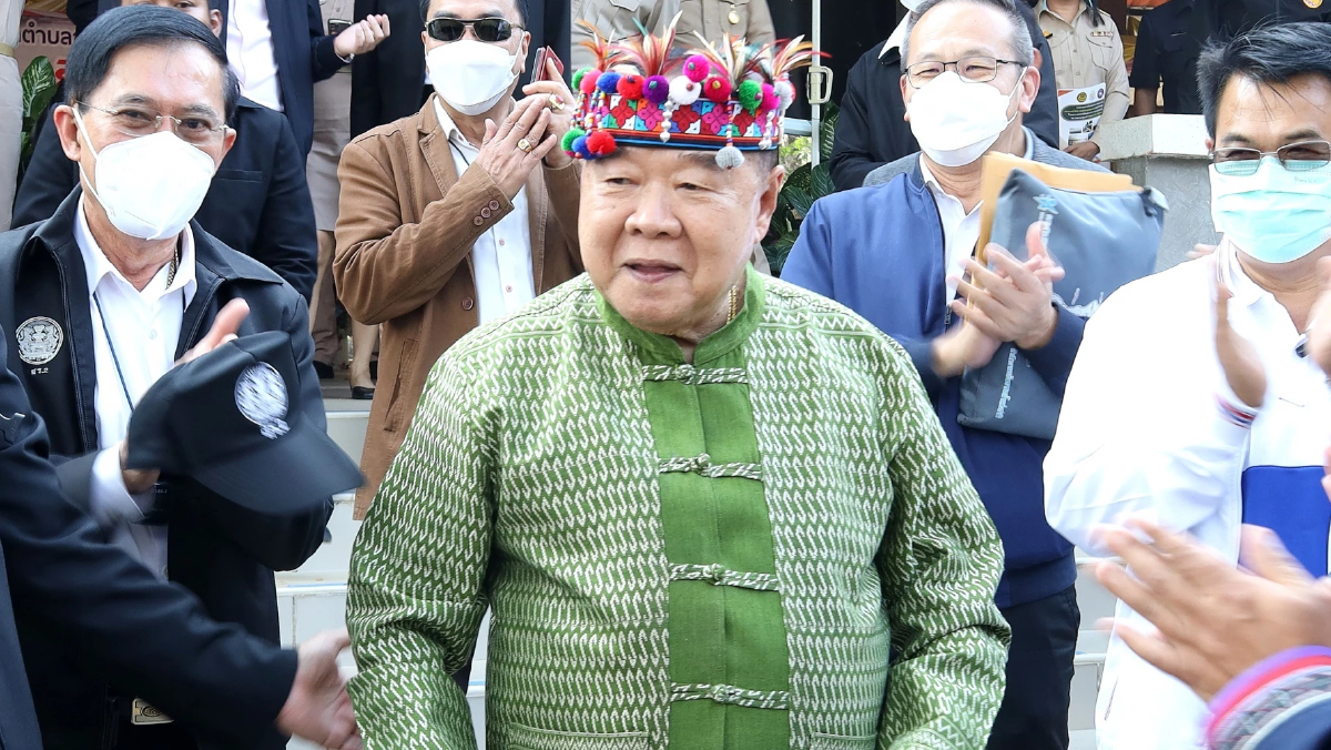 อย่ามีเงินใต้โต๊ะ "บิ๊กป้อม" ย้ำ "ทหาร-ตำรวจ"  เหล่าทัพ ตบเท้าอวยพรปีใหม่