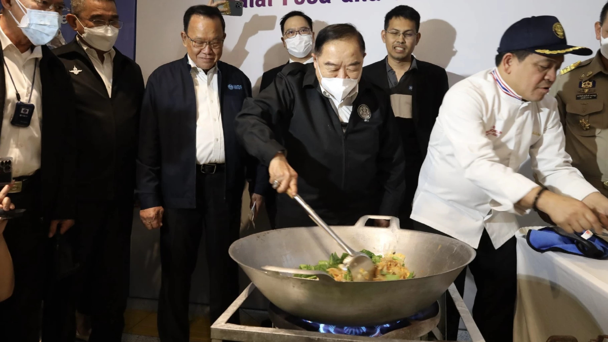“ประวิตร” นำคณะลงพื้นที่ภาคใต้ ควงตะหลิว โชว์ฝีมือทำผัดซีอิ๊ว