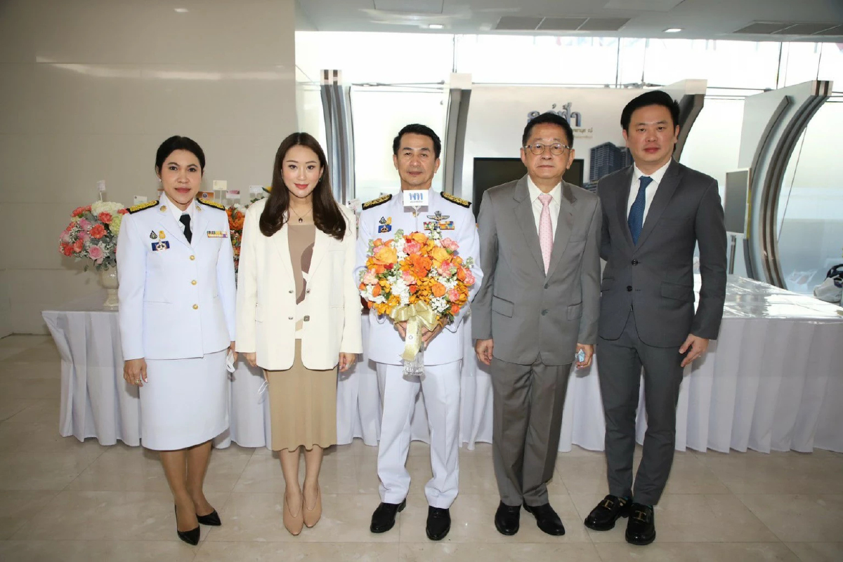 พรรคเพื่อไทยถวายแจกันดอกไม้ - ลงนามถวายพระพร เจ้าฟ้าพัชรกิติยาภาฯ