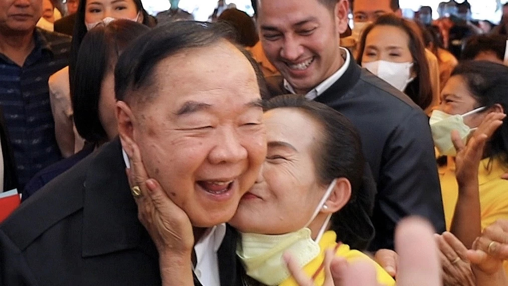 “ลุงป้อม” ลงพื้นที่ “มุกดาหาร” เจอสาวใหญ่หอมแก้มเต็มฟอด